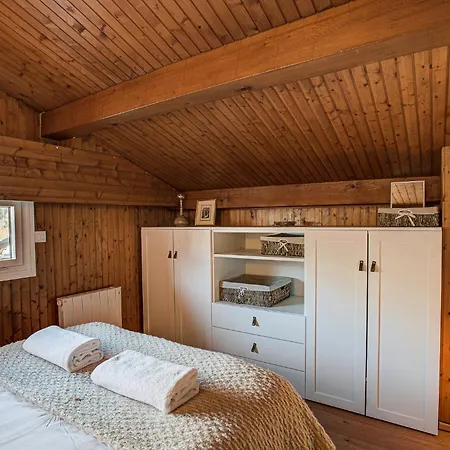 Mika , Alpes Travel, Slope Side Location, Chamonix, Sleeps 4 6 * Chamonix